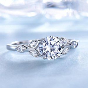 ANTIQUE-STYLE WHITE ROUND CUBIC ZIRCONIA RING